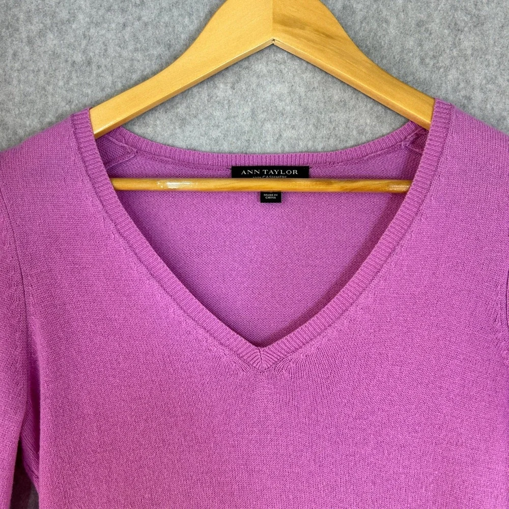 Ann Taylor‎ Size Small Pink Cashmere Sweater V-Neck Long Sleeve Knit Preppy FLAW